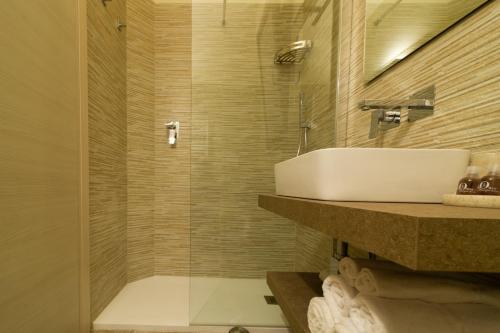 ein Bad mit einem Waschbecken und einer Dusche in der Unterkunft B&B 49 passi in Fano