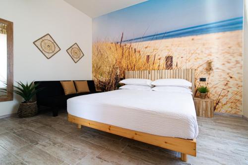 - une chambre avec un lit et une peinture murale dans l'établissement B&B 49 passi, à Fano