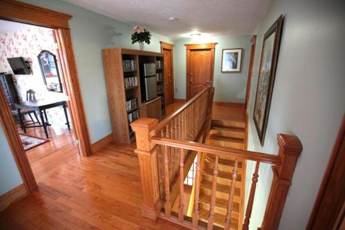 eine Holztreppe in einem Wohnzimmer mit einem Tisch in der Unterkunft Twin Peaks B&B in Mindemoya