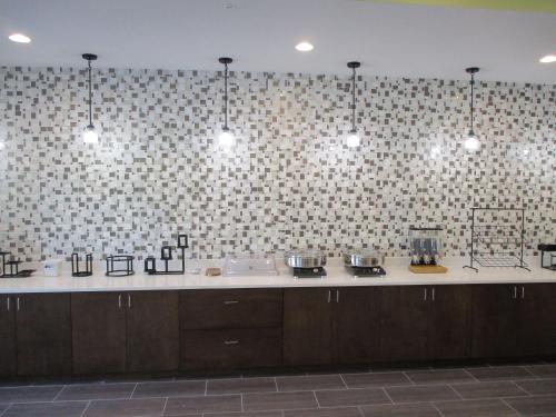 Kitchen o kitchenette sa La Quinta Inn & Suites by Wyndham Jackson-Cape Girardeau