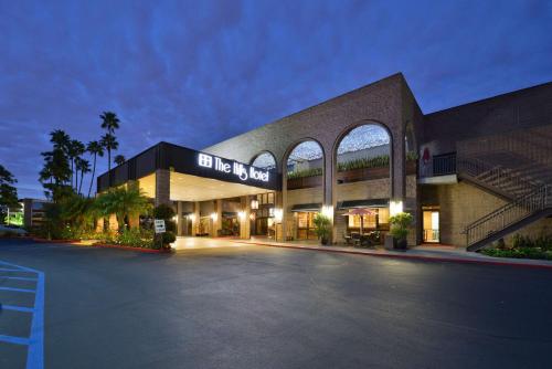 un edificio con un estacionamiento delante de él en The Hills Hotel, an IHG Hotel, en Laguna Hills