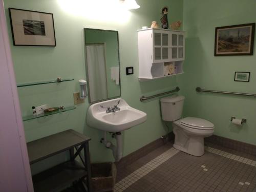 Ένα μπάνιο στο Maple Hill Farm Inn