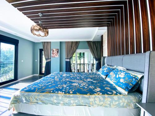 Tempat tidur dalam kamar di Villa15 Lodge, Five-Star Stay 5BD 5-5BA Beach Access Villa with Pool , Gym, Sauna, Alfresco Dining & Garden