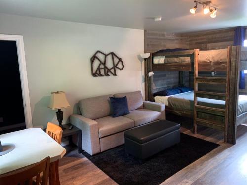 Gallery image of Peaks Lodge in Revelstoke