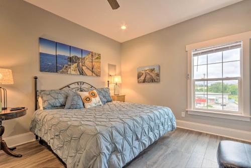 Schlafzimmer mit einem Bett und einem Fenster in der Unterkunft Airy Apartment with Deck - Walk to Main Street! in Hendersonville