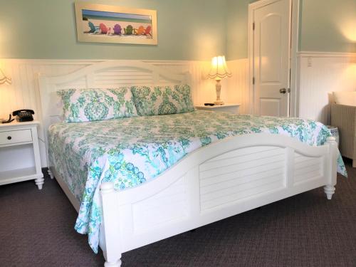 Letto o letti in una camera di Falmouth Heights Motor Lodge