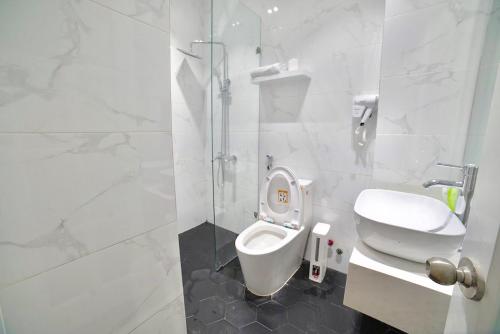 Vonios kambarys apgyvendinimo įstaigoje L'amie Hotel & Studio