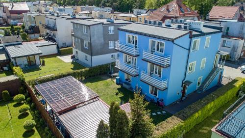 una vista aérea de una casa azul en una ciudad en Bosmanska 11, en Darłówko