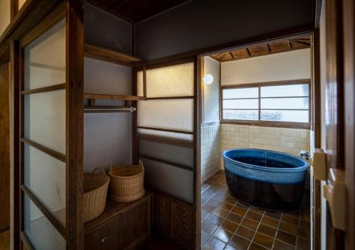 ein Bad mit einer großen Badewanne in einem Zimmer in der Unterkunft 平野邸 Hayama in Hayama