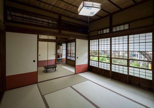 an empty room with a bench in a room with windows at 平野邸 Hayama in Hayama