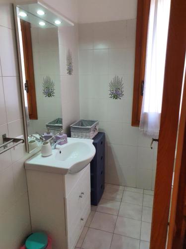 W łazience znajduje się umywalka i lustro. w obiekcie Profumo di lavanda Taormina w Taominie