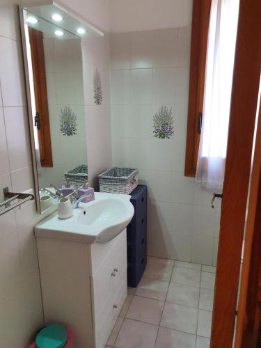 łazienka z umywalką i lustrem w obiekcie Profumo di lavanda Taormina w Taominie