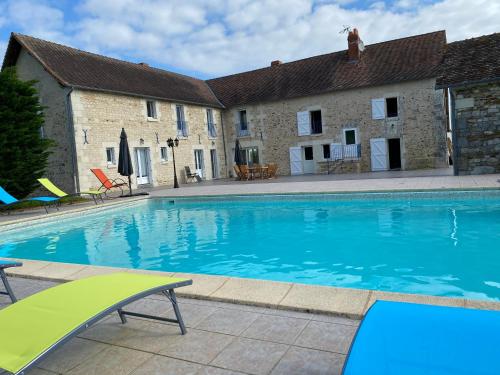 une grande piscine devant un immeuble dans l'établissement Soie Villalunoterie Futuroscope Piscine Spa 6pers, à Oyré