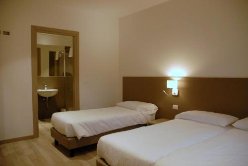 Tempat tidur dalam kamar di Hotel Sonia