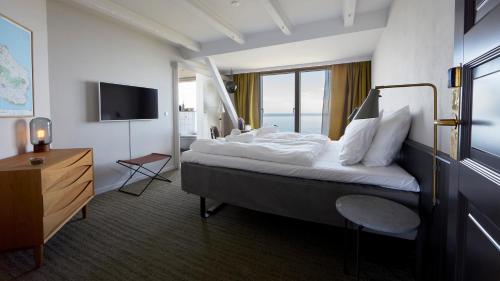 a hotel room with a bed and a television at Nordlandet in Allinge