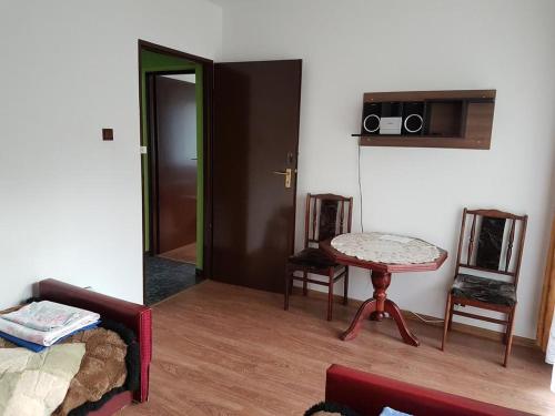 a room with a bed and a table and a microwave at Agroturystyka u Zbyszka in Tylmanowa