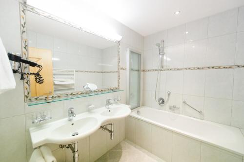 A bathroom at Sonnhof Appartements