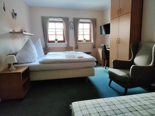 En eller flere senger på et rom på Hotel Modrásek
