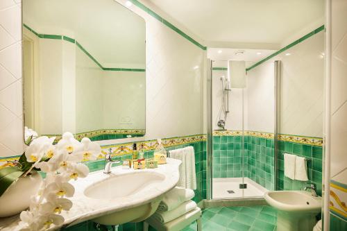 Kylpyhuone majoituspaikassa Hotel Continental Mare