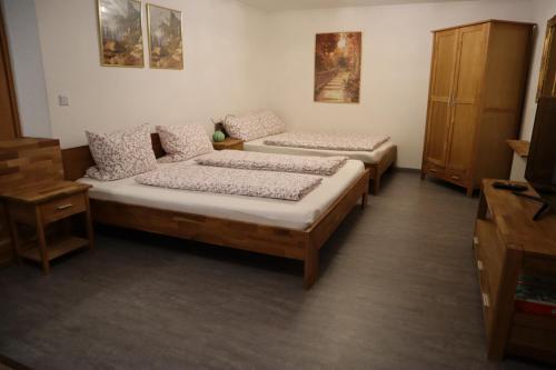 ルストにあるFerienwohnung Tislenkoのベッド2台とテレビが備わる客室です。
