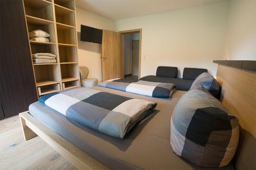 Tempat tidur dalam kamar di Alpenchalet im Leutaschtal