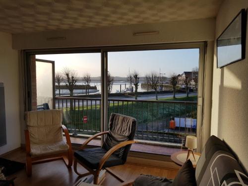 Ruang duduk di Appartement sur le port du Crotoy vue Baie de Somme