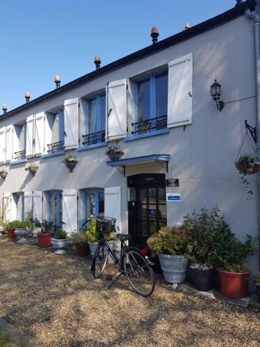 a bike parked in front of a building at La Valerienne in Saint-Valery-sur-Somme