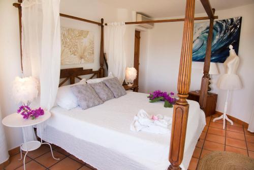 Een bed of bedden in een kamer bij Villa Samar Altea Grupo Terra de Mar, alojamientos con encanto