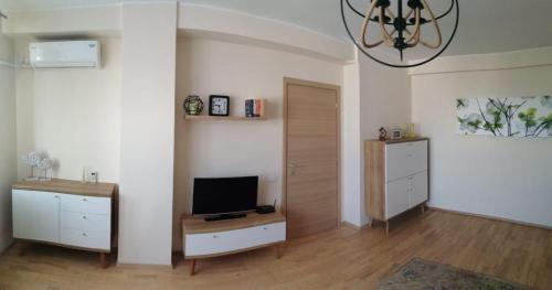 コンスタンツァにあるCasin Summer Apartmentのリビングルーム(テレビ付)、ドア付きの部屋