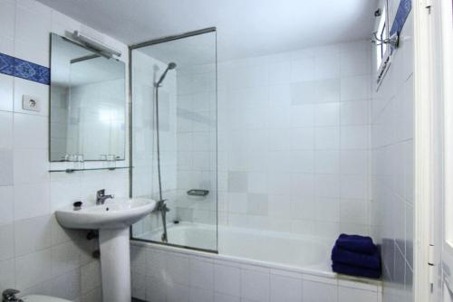 y baño con lavamanos, ducha y lavamanos. en Bungalows Villas Blancas, en Puerto del Carmen
