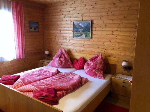 ハイリゲンブルートにあるVilla Brandstätterのベッドルーム1室(ピンクのシーツと枕のベッド1台付)