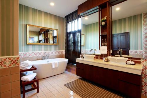 baño grande con bañera y lavamanos en Sireeampan Boutique Resort and Spa - SHA Extra Plus, en Chiang Mai