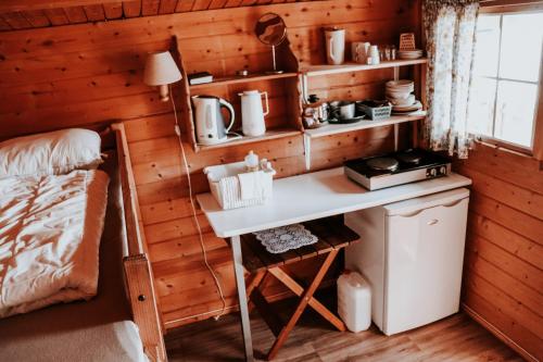 Zimmer mit einem Schreibtisch an einer Holzwand in der Unterkunft Lyngmo Hytter in Hafslo