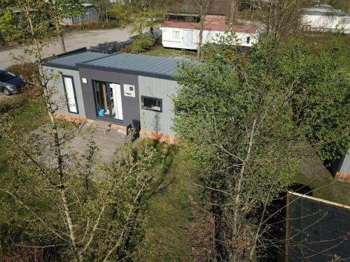 an aerial view of a tiny house in a yard at Camping Baalse Hei in Turnhout
