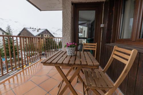 Anayet - Plaza del Reloj en FORMIGAL - by PIRINEOS 360