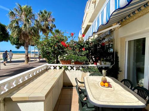 Fotografie z fotogalerie ubytování House in front of the beach with sea view v destinaci Cambrils