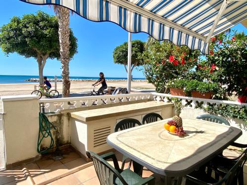 Fotografie z fotogalerie ubytování House in front of the beach with sea view v destinaci Cambrils