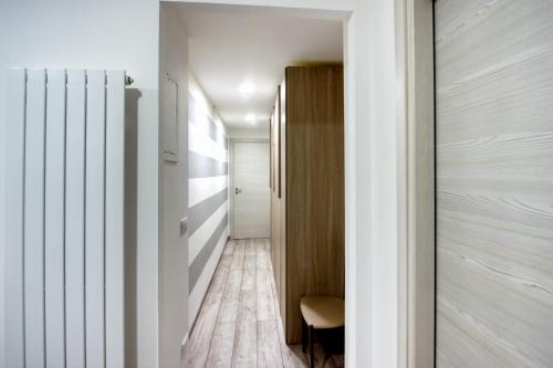 un pasillo con una puerta que conduce a una habitación en Suite Eleven en Génova