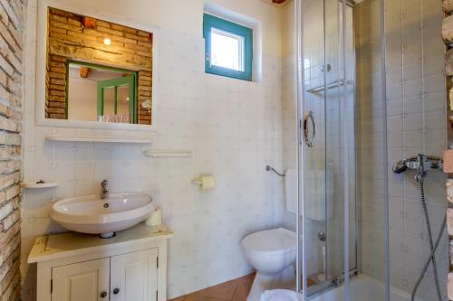 La salle de bains est pourvue d'un lavabo, d'une douche et de toilettes. dans l'établissement Holiday home Oliva, à Sveti Jakov