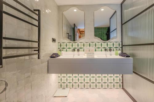 a bathroom with a sink and a mirror at Hotel Claude Marbella in Marbella