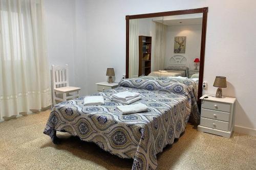 1 dormitorio con cama y espejo grande en Mirador Playa Caleta Cádiz Centro Grupo AC Gestion, en Cádiz