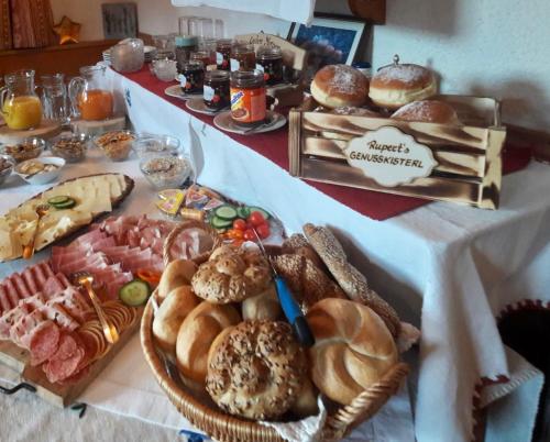 ハイリゲンブルートにあるVilla Brandstätterのパン菓子の種類が豊富なテーブル
