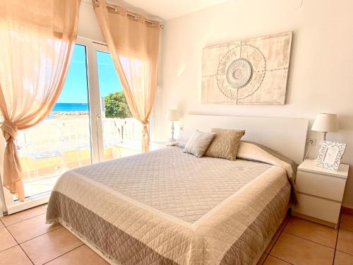 House in front of the beach with sea view