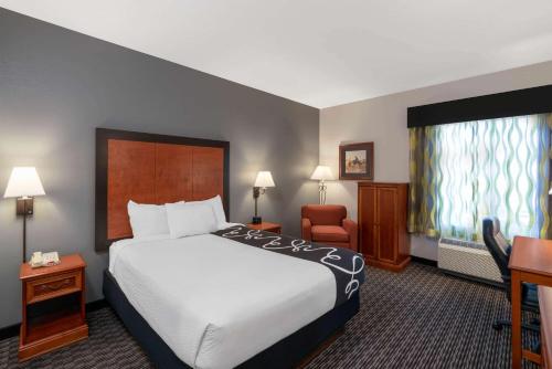 เตียงในห้องที่ La Quinta by Wyndham Rifle