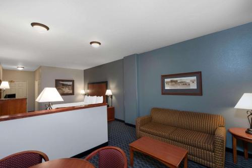 a living room with a couch and a waiting room at La Quinta by Wyndham Rifle in Rifle