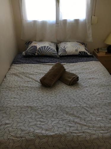 - un lit avec un oreiller dans l'établissement Sweety Nest 224, à Villers-sur-Mer