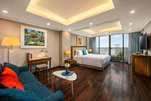 Postel nebo postele na pokoji v ubytování Hanoi Dalvostro Valentino Hotel & Spa
