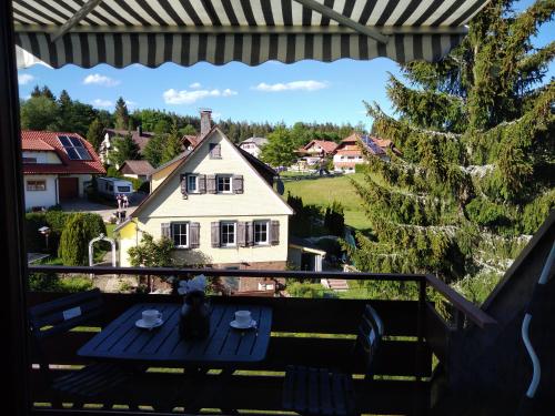 una vista desde el balcón de una casa en Ferienwohnung Rita, en Freudenstadt