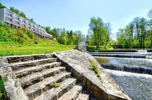 kamienna ściana ze schodami obok rzeki w obiekcie Ośrodek Wczasowy Kłos w Wiśle