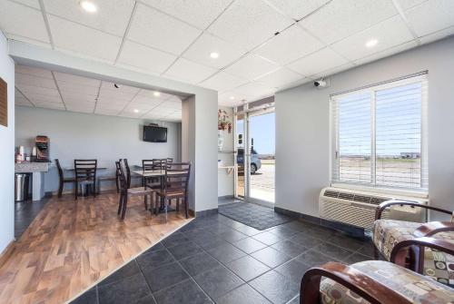 a dining room with a table and chairs at Rodeway Inn Lincoln West - University Area in Lincoln